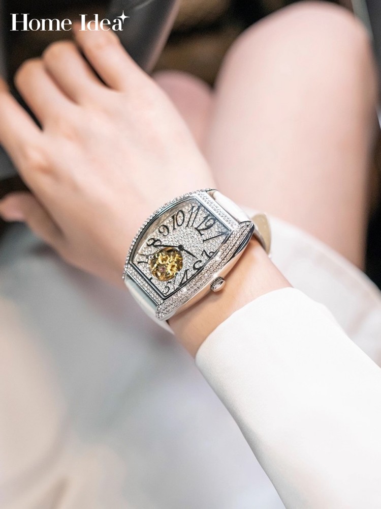 Leatherwork Ideas - Frauen Glänzende Diamanten Verzierte Mechanische Uhr